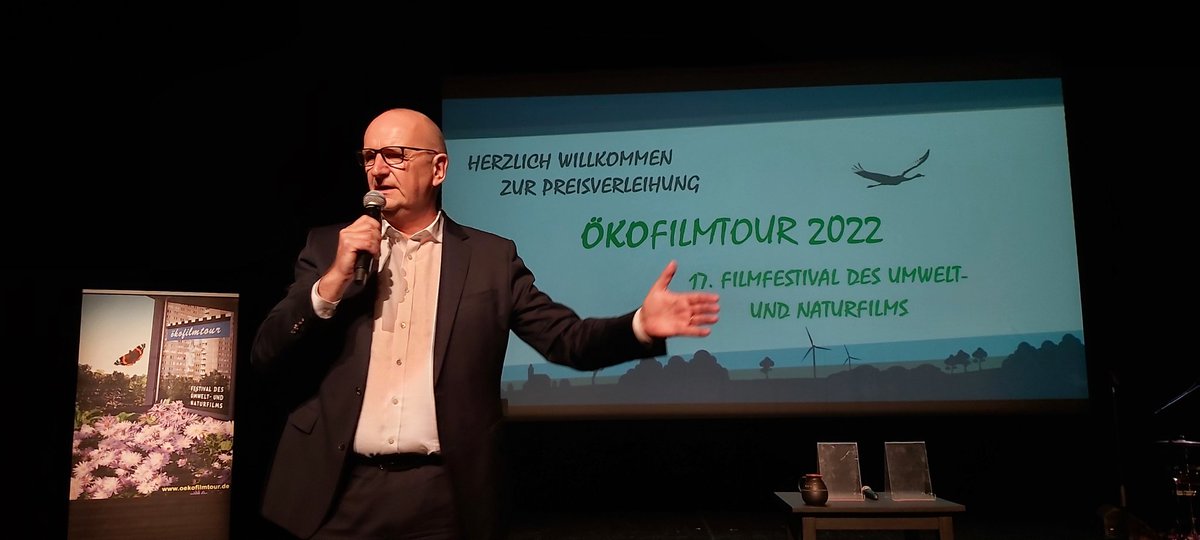 MLUKBrandenburg's tweet photo. "Die Odyssee der #Großtrappen" gewinnt den von @Vogel_Axel überreichten Horst-Stern-Preis von @naturvielfalt f.d. besten Naturfilm der @okofilmtour. Filmautor Henry M. Mix stiftet die 5.000€ Preisgeld #Brandenburg|s Großtrappenprojekt 😀
https://t.co/oLf3NT7ST1
@staatskanzleibb https://t.co/I1FcjpCYiT