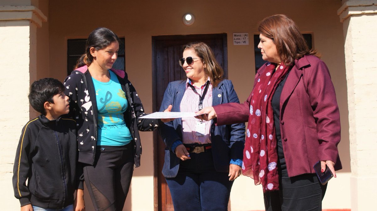 ElRolfi_Py's tweet photo. 5 familias beneficiarias que reciben las viviendas individualizadas en el Conjunto Habitacional #SanPedro - Etapa VII, de #Encarnación, con agua corriente, artefactos sanitarios con griferías, pileta de cocina y lavadero e instalación y tablero eléctrico, etc. #1020AM https://t.co/WmPYKQyn6P