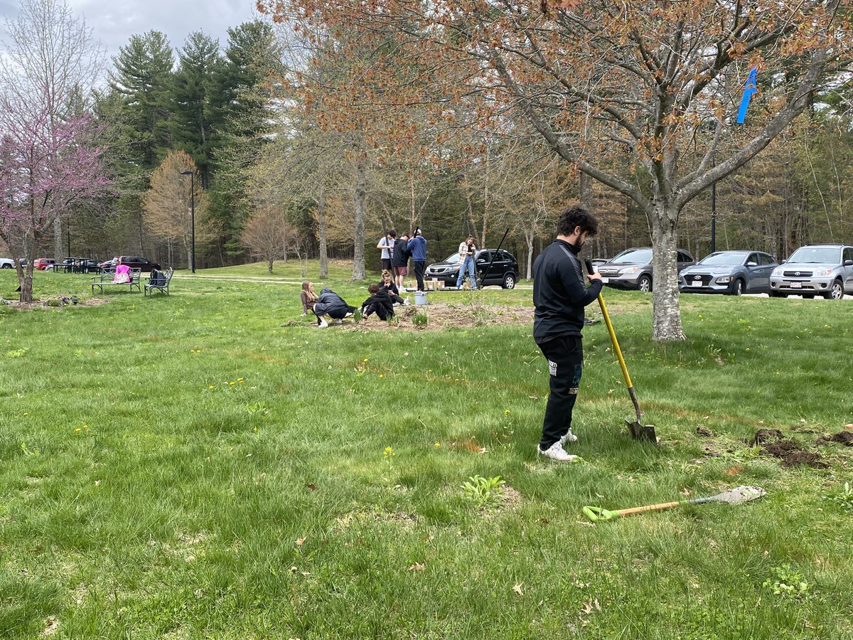 GDSustainable's tweet photo. How many of these students are working on their *own* projects, you ask? Zero! Team work makes the dream work! #gdrsdchat https://t.co/e5OnoSGvzE