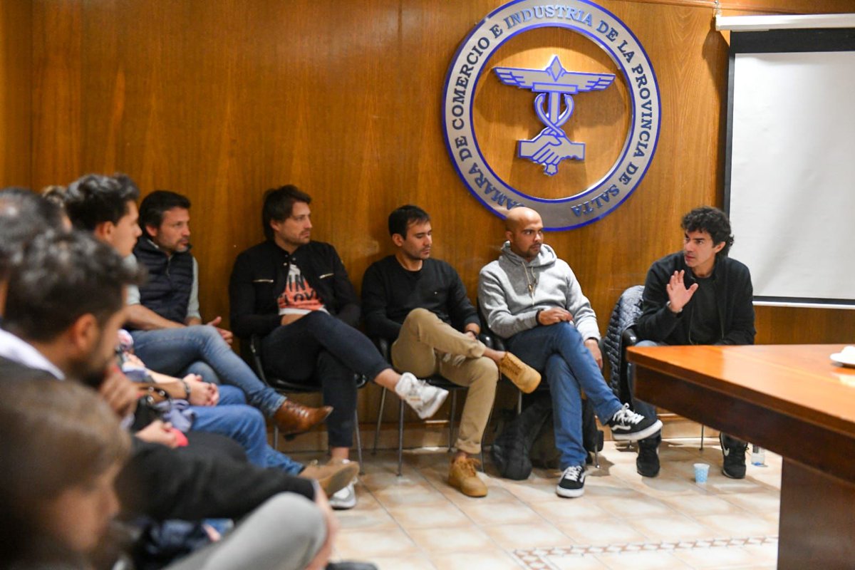 En mi provincia me encontré con jóvenes empresarios de la Cámara de Comercio e Industria de Salta. En cada reunión en la que participo se discute sobre la deuda que tiene la clase política con la sociedad.
