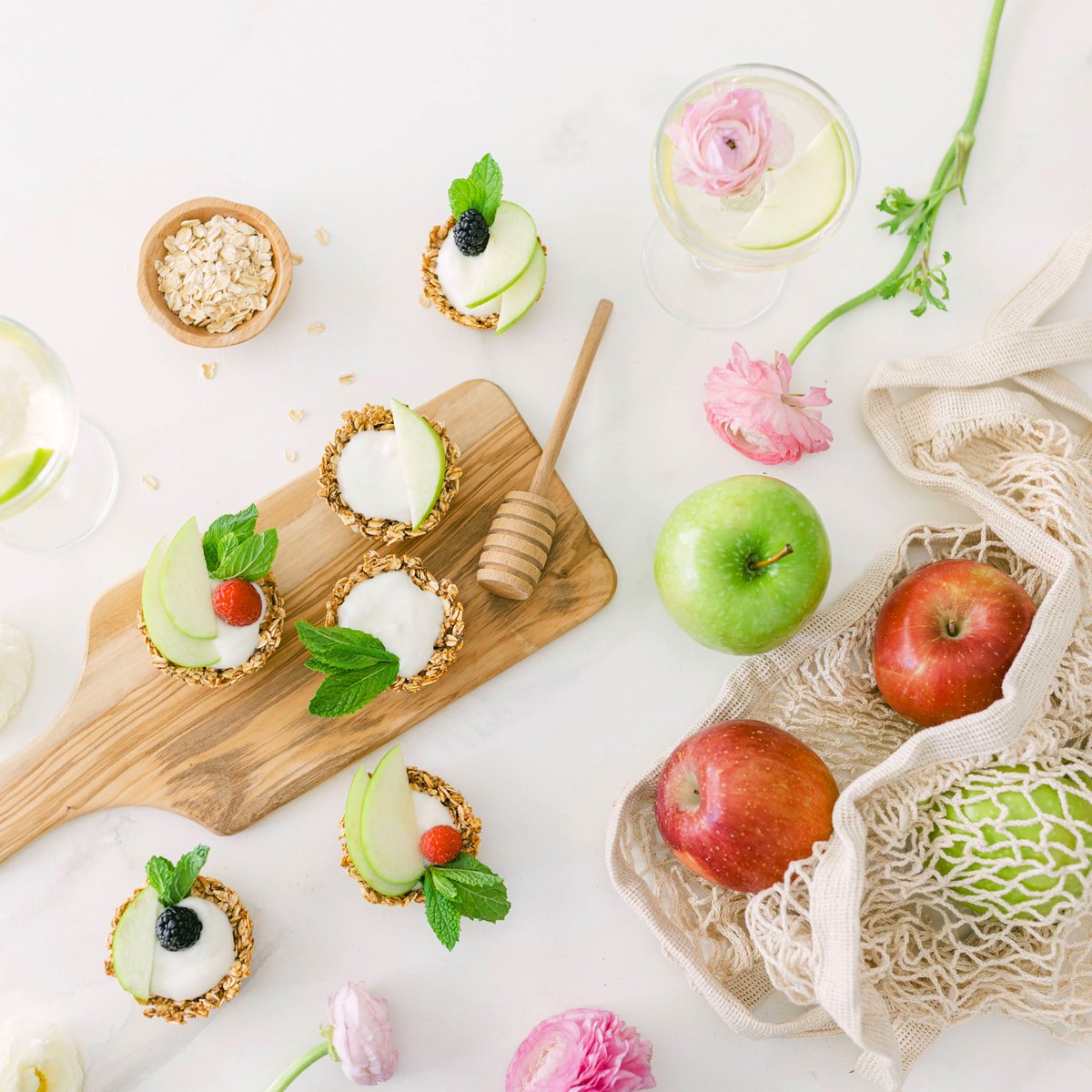 Give mom the gift of brunch and bubbly this weekend 🥂🌷 Try out these mini Mother’s Day Apple Yogurt Cups, they’re so easy even the kiddos can help whip them up! 💕 #HappyMothersDay #MothersDay #brunch #EasyRecipes starranch.com/recipes/mini-m…