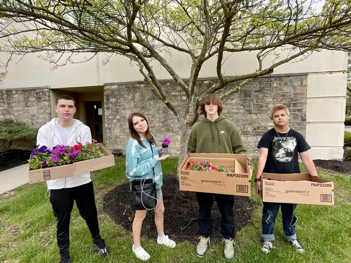 TheBridgeDCS's tweet photo. @TheBridgeDCS Ss used custom pots created by @DCSEmerald Ss, planted flowers in them, and delivered them to the residents of The Convalarium at Dublin as part of their Service Learning class! https://t.co/Jh5SP73C5E
