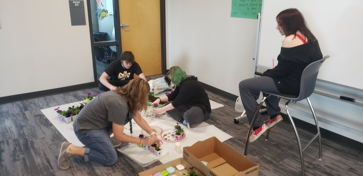 TheBridgeDCS's tweet photo. @TheBridgeDCS Ss used custom pots created by @DCSEmerald Ss, planted flowers in them, and delivered them to the residents of The Convalarium at Dublin as part of their Service Learning class! https://t.co/Jh5SP73C5E