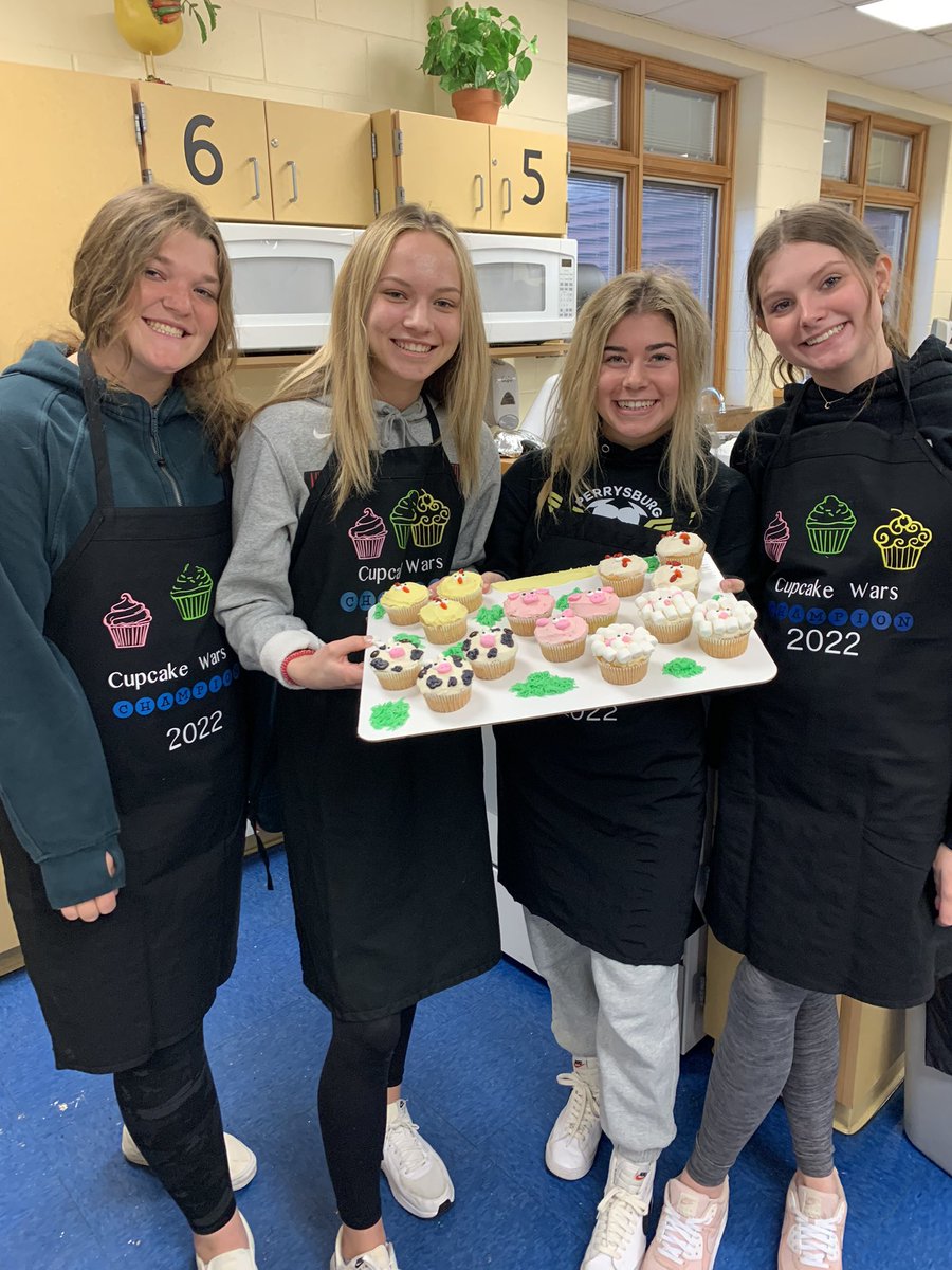 jenkregel90's tweet photo. Cupcake Wars-PHS!! Champions! https://t.co/bvEsIokXQj