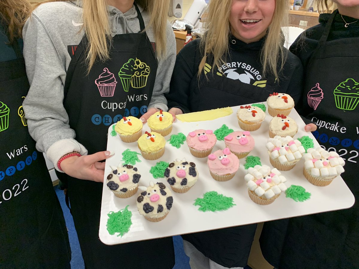 jenkregel90's tweet photo. Cupcake Wars-PHS!! Champions! https://t.co/bvEsIokXQj