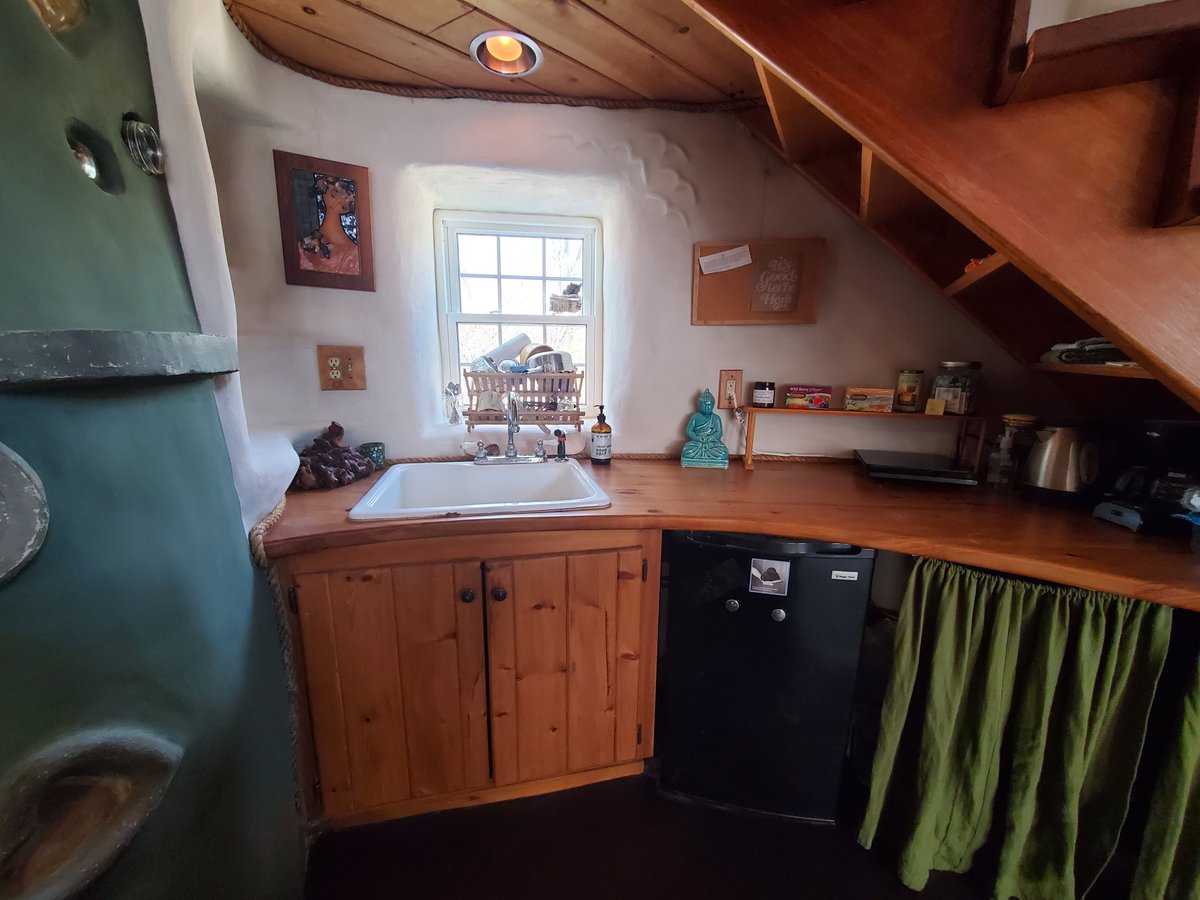 buildnaturally's tweet photo. More photos of the 650 SF #strawbale cottage (in #WV) from yesterday
🌿#strawbales=excellent insulation
🌿#passivesolar=free heat in winter
🌿#cob walls & #adobe floors=thermal mass
🌿#clayplaster=regulates humidity
#buildnaturally #naturalbuilding #WV #boom #ilovemyjob https://t.co/u8fivGOSkd