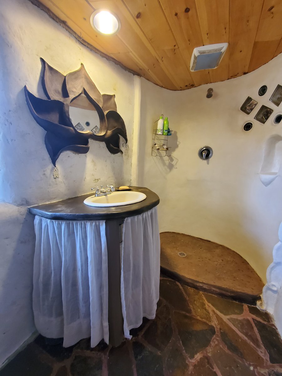 buildnaturally's tweet photo. More photos of the 650 SF #strawbale cottage (in #WV) from yesterday
🌿#strawbales=excellent insulation
🌿#passivesolar=free heat in winter
🌿#cob walls & #adobe floors=thermal mass
🌿#clayplaster=regulates humidity
#buildnaturally #naturalbuilding #WV #boom #ilovemyjob https://t.co/u8fivGOSkd