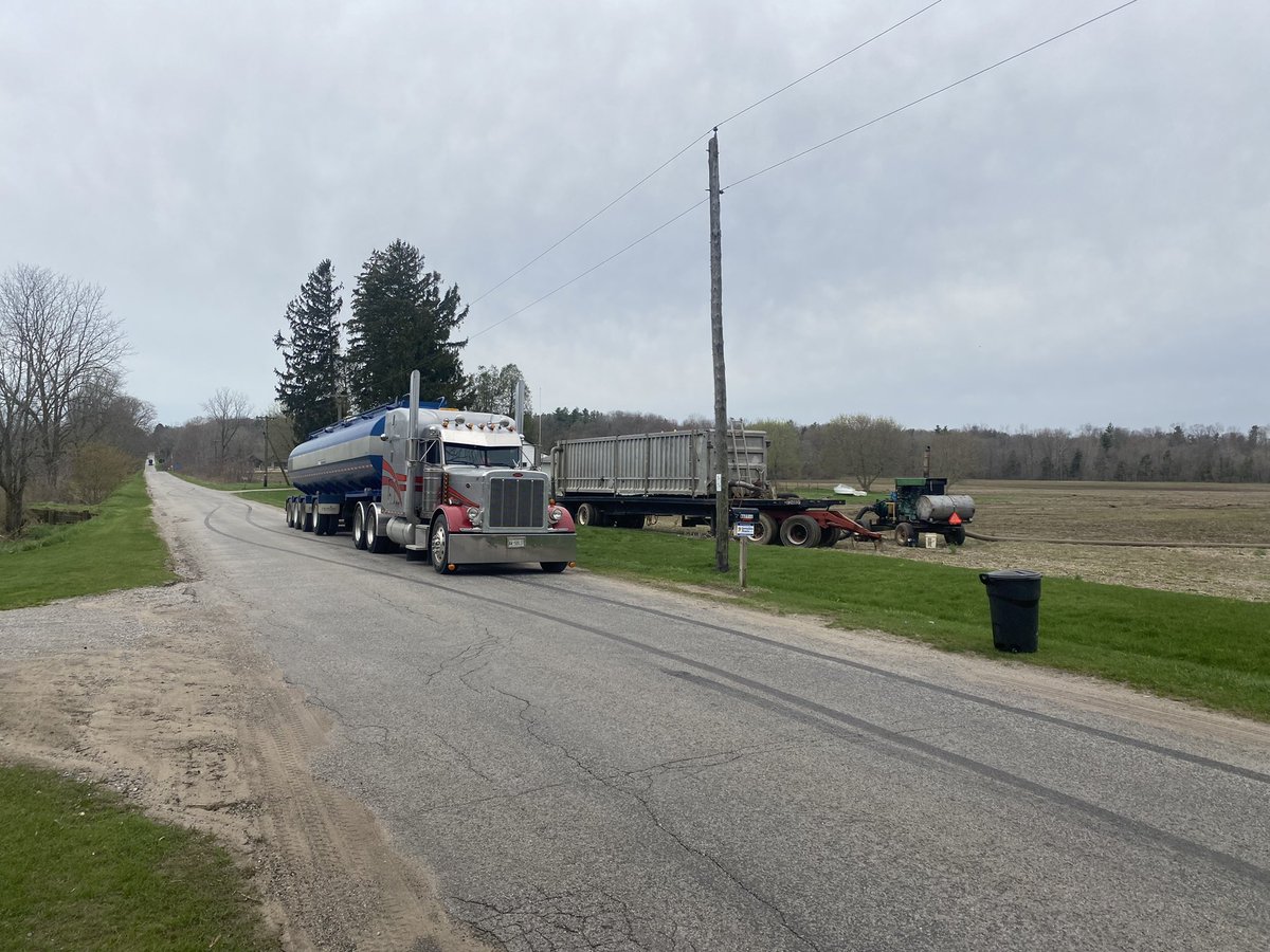 mike_ryksen's tweet photo. Gettin shit done! #spreadin #spring #cornfood @DeelenGerwin @pdvanlagen https://t.co/88TETXZHUt