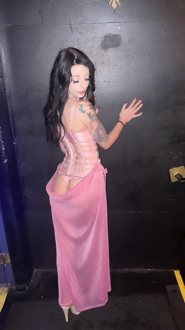My dress last night had me feeling like a slutty princess 👑💕 https://t.co/jVP1eXBQhb