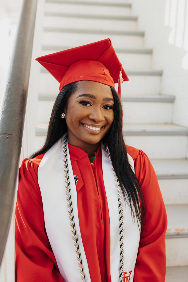 faithfllyfarrah's tweet photo. An amazing way to spend National Nurses Day, today I completed my BSN! 🥳♥️✨ #ULL22 https://t.co/MWjtZRTbSo