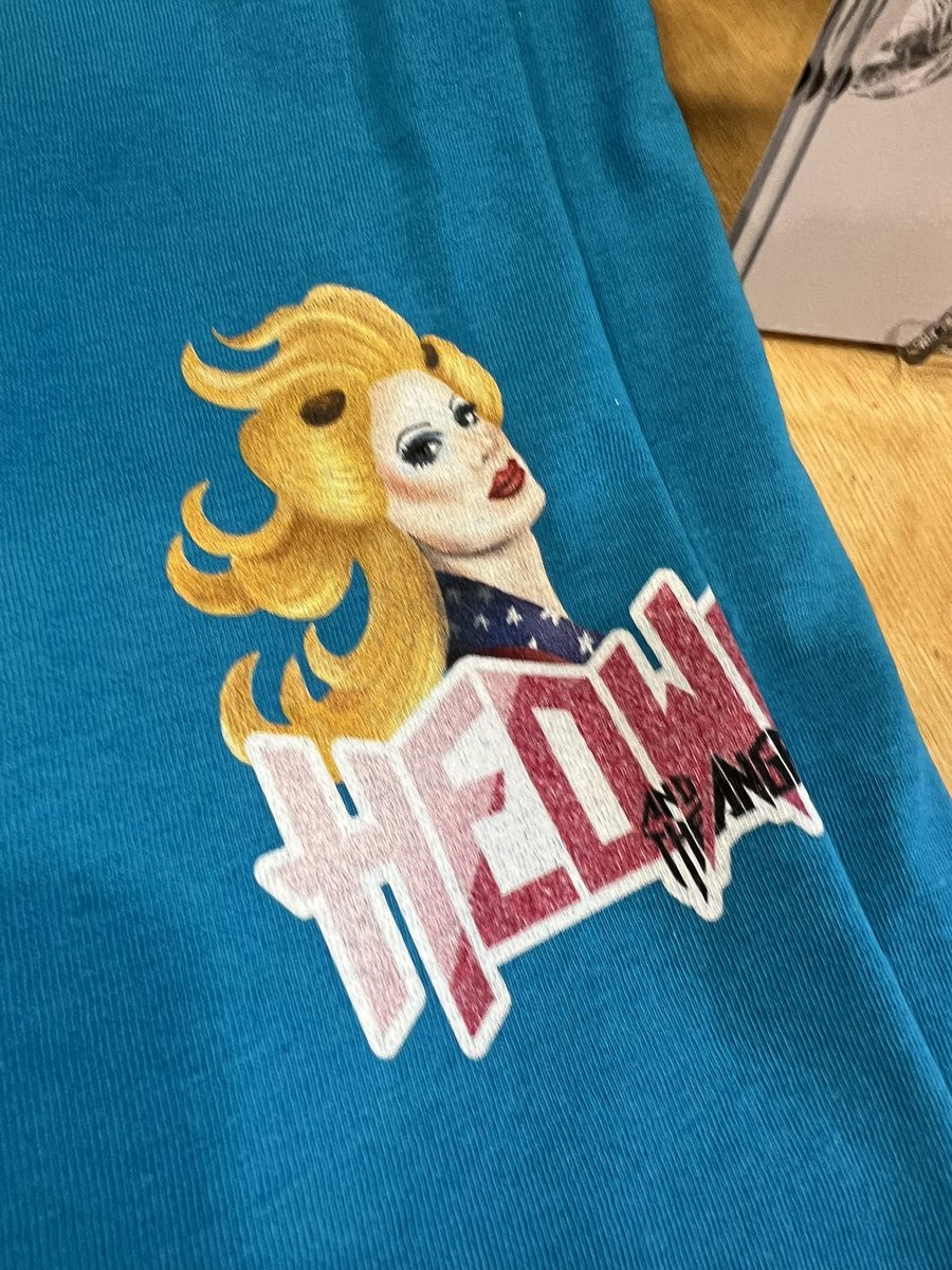 MANCTHEATRICAL's tweet photo. We loved the meet & greet with @Divinadecampo @HOME_mcr - #HEDWIG is starting in x40 mins so we raided the merch counter! No interval which would give anyone an #ANGRYINCH ! Full review tomorrow @RuPaul @dragraceukbbc @BBC @DragRaceFAN0000 @DragRaceRUUK_ #THEATRE #ARTS #MANC https://t.co/NAdca5QDqB