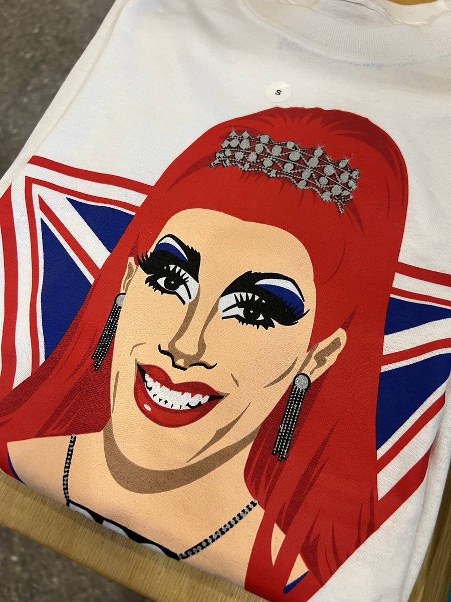 MANCTHEATRICAL's tweet photo. We loved the meet & greet with @Divinadecampo @HOME_mcr - #HEDWIG is starting in x40 mins so we raided the merch counter! No interval which would give anyone an #ANGRYINCH ! Full review tomorrow @RuPaul @dragraceukbbc @BBC @DragRaceFAN0000 @DragRaceRUUK_ #THEATRE #ARTS #MANC https://t.co/NAdca5QDqB