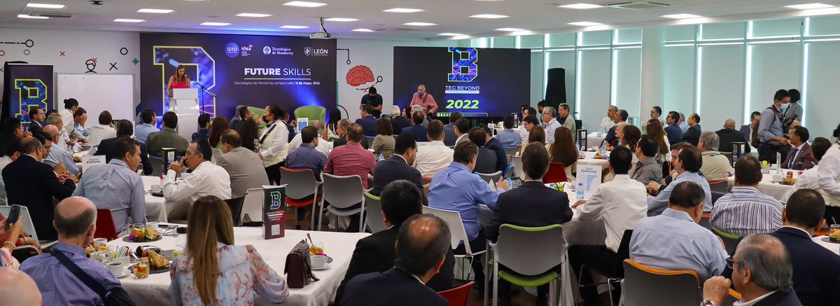 tnavarrogto's tweet image. ¡Unidos por el desarrollo de #GTO! 🔵

Fue todo un gusto acompañar a nuestro Gobernador @diegosinhue Diego Sinhue en el #TecBeyond: Future Skills del @TECcampusLEO; un espacio que reunió a 5 generaciones de la comunidad empresarial comprometidas con el futuro y el progreso. 🦾