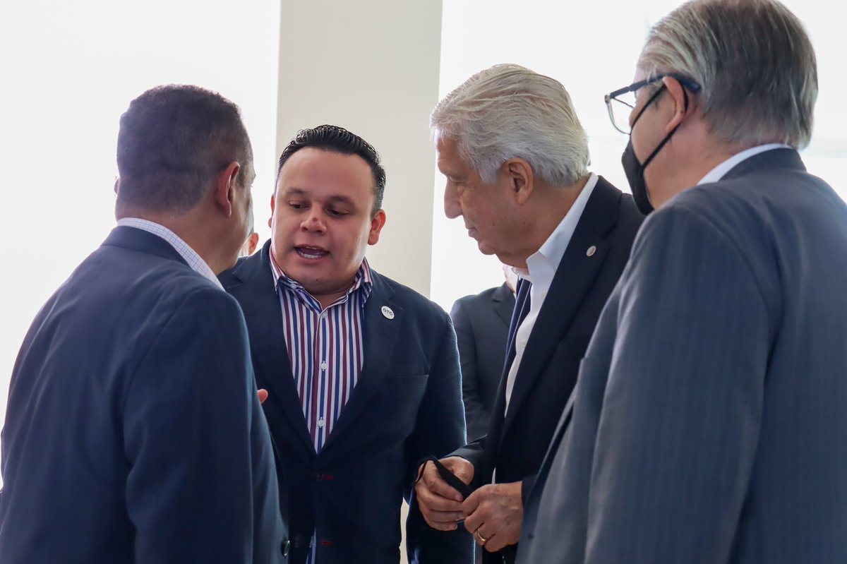 tnavarrogto's tweet image. ¡Unidos por el desarrollo de #GTO! 🔵

Fue todo un gusto acompañar a nuestro Gobernador @diegosinhue Diego Sinhue en el #TecBeyond: Future Skills del @TECcampusLEO; un espacio que reunió a 5 generaciones de la comunidad empresarial comprometidas con el futuro y el progreso. 🦾