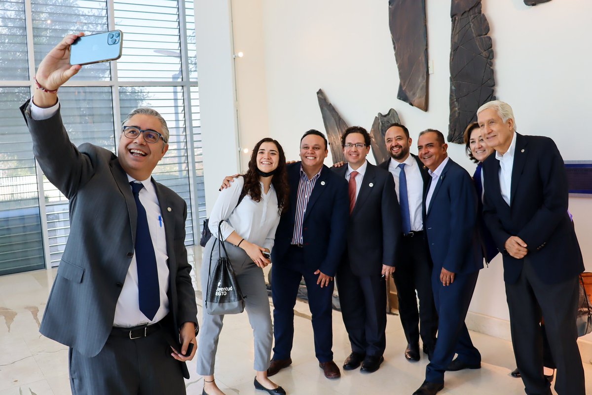 tnavarrogto's tweet image. ¡Unidos por el desarrollo de #GTO! 🔵

Fue todo un gusto acompañar a nuestro Gobernador @diegosinhue Diego Sinhue en el #TecBeyond: Future Skills del @TECcampusLEO; un espacio que reunió a 5 generaciones de la comunidad empresarial comprometidas con el futuro y el progreso. 🦾