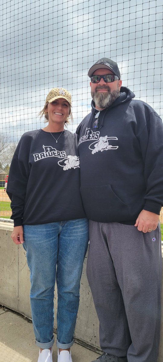 ❤️ this!
  
The parents of Sydnee and Zoie Isom from Fillmore, California, repping <a href="/nwcraiders/">NWC Red Raiders</a> and @CUNEathletics split sweatshirts as their daughters play on separate teams in the GPAC Softball Tournament!

Sydnee plays for Northwestern and Zoie for Concordia!