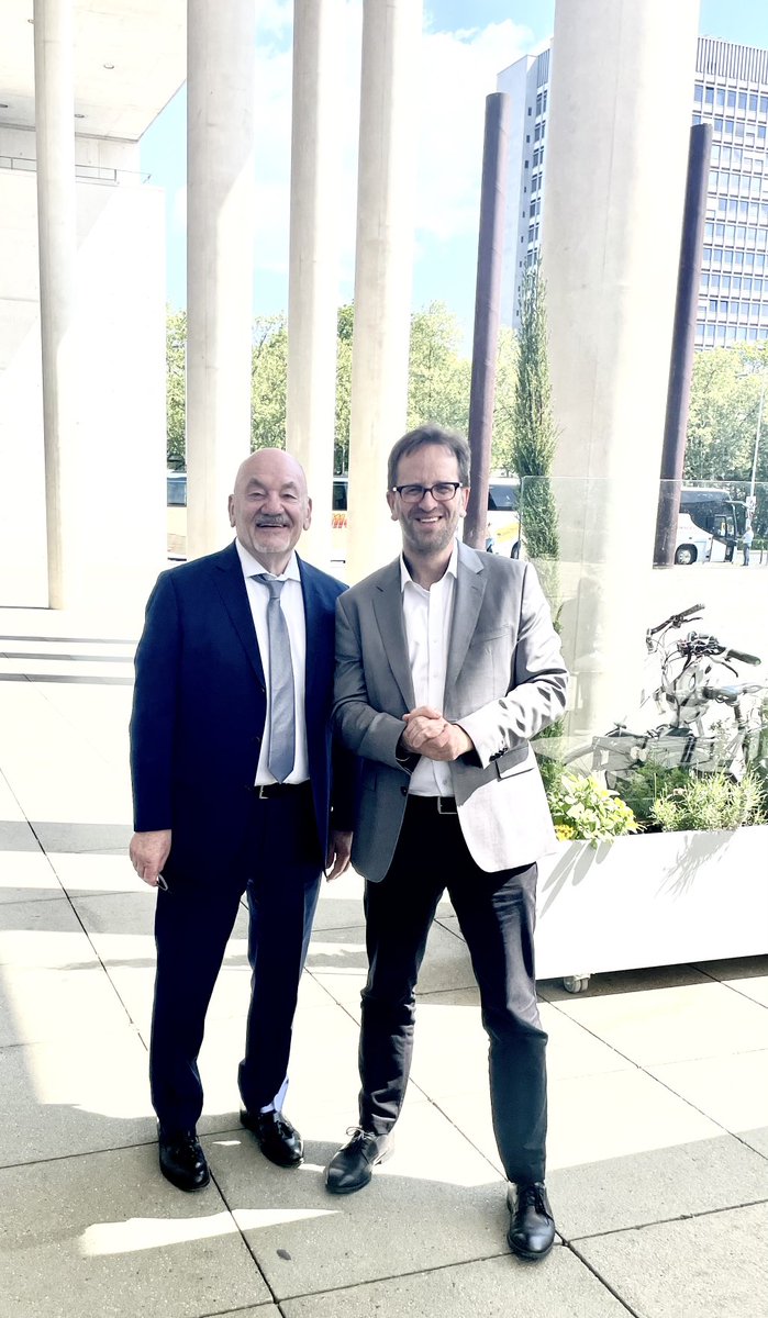 matthiaskurth's tweet photo. Sehr nettes Gespräch mit meinem Nach-Nachfolger, dem ich viel Erfolg bei den aktuellen Herausforderungen gewünscht habe. Die Bundesnetzagentur ist in guten Händen und wird immer wichtiger für unsere Infrastruktur und Sicherheit.
Matthias Kurth https://t.co/OqpxMWkQ08
