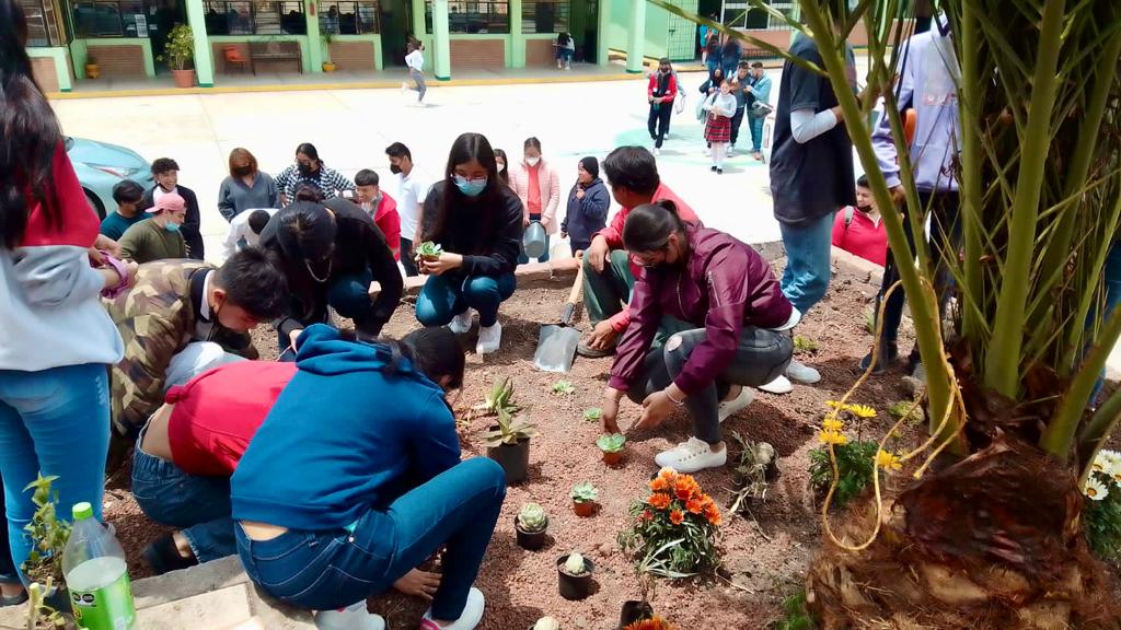 AmbienteEdomex's tweet photo. Una parte muy importante de la producción agrícola depende de los polinizadores. Por ello, alumnos de la Esc. Preparatoria 153 de #Tepotzotlán, realizaron con la #CGCE de la #SMAGEM, el establecimiento de un Jardín de Refugio para Polinizadores. https://t.co/4gmcqVn83H