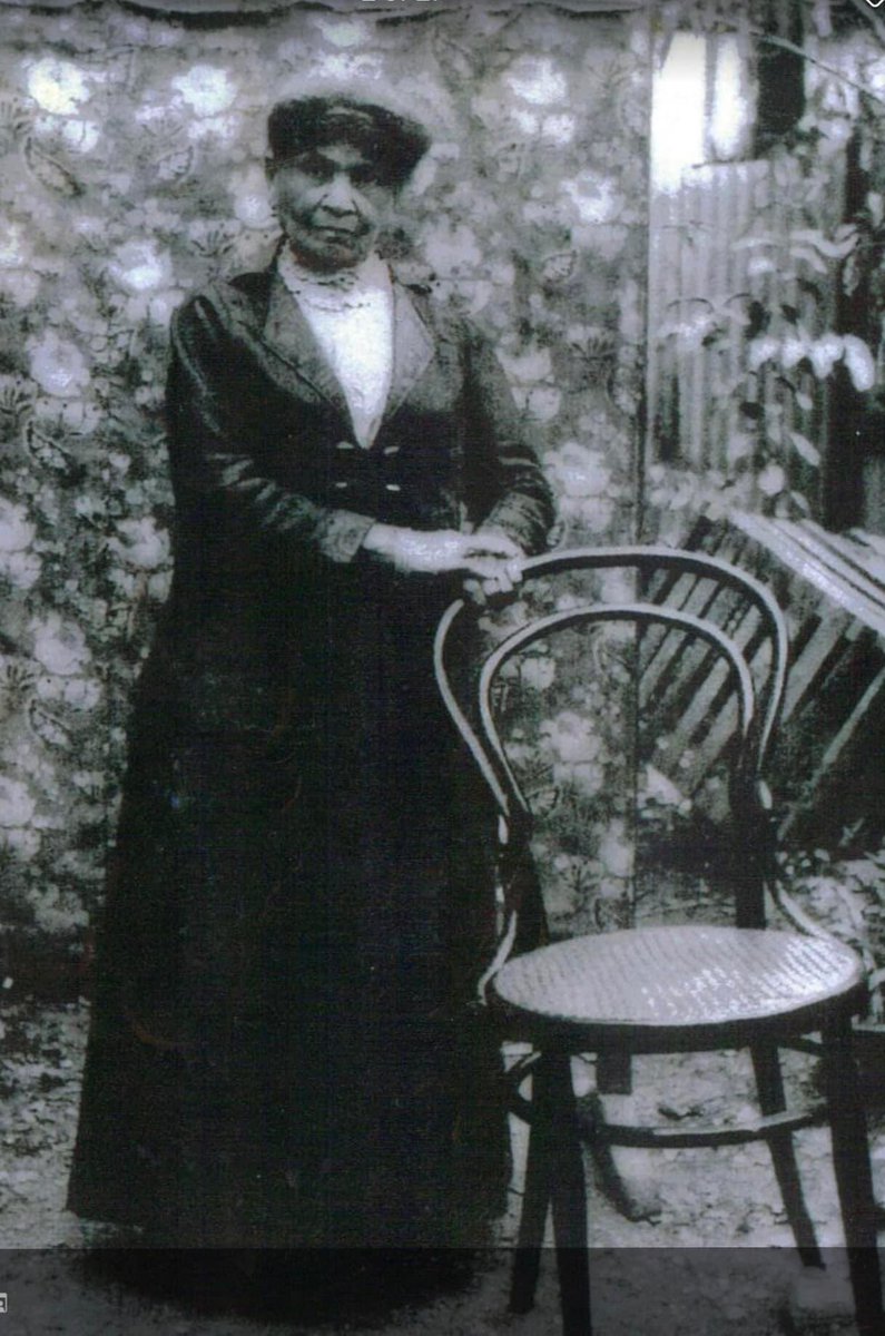 jtenahe_f's tweet photo. Je viens de trouver une photo d’une de mes ancêtres (arrière-arrière-grand-mère). Elle s’appelait Marie Alexandrine Aymard, née Elphege, fille d’esclaves de La Réunion, émigrée à Wegoa, Nouvelle-Calédonie. Elle était une experte en pharmacopée et aidait les femmes à accoucher https://t.co/hVsWEWvPT0