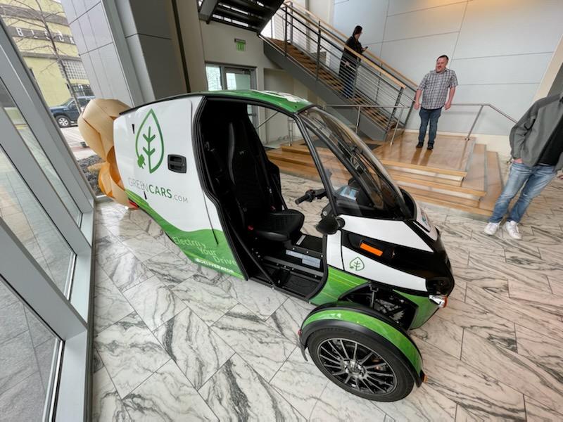 GreenCarsHQ's tweet photo. We LOVE the new  GreenCars Arcimoto Deliverator! We just had to share these amazing photos- hope it brings as much joy to your Friday as it brought to ours! 😄 Happy weekend from the GreenCars team!

 #Arcimoto #Deliverator #GreenCars #EV https://t.co/vi13M0B1hj