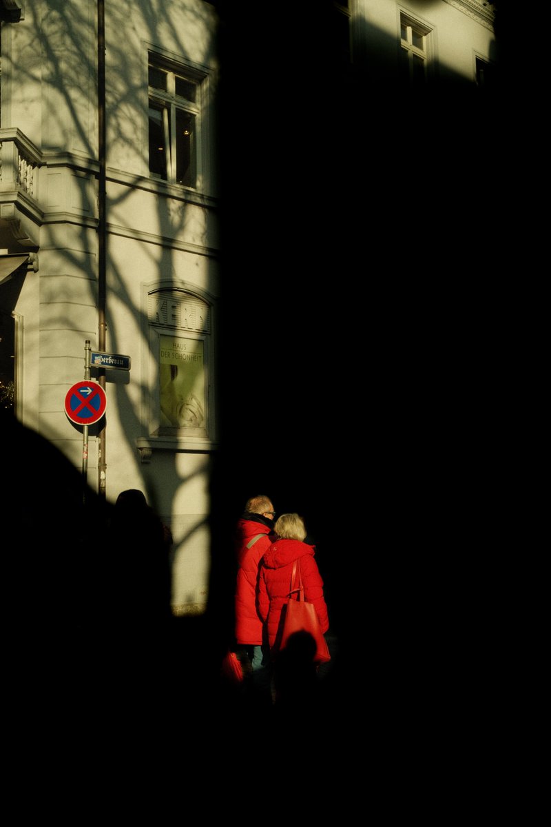 Darjami3's tweet photo. Light &amp; Shadow Series

#womenstreetphotographers #throughherlens #streetphotography #lightandshadow #womeninstreet https://t.co/vv198xNQRR
