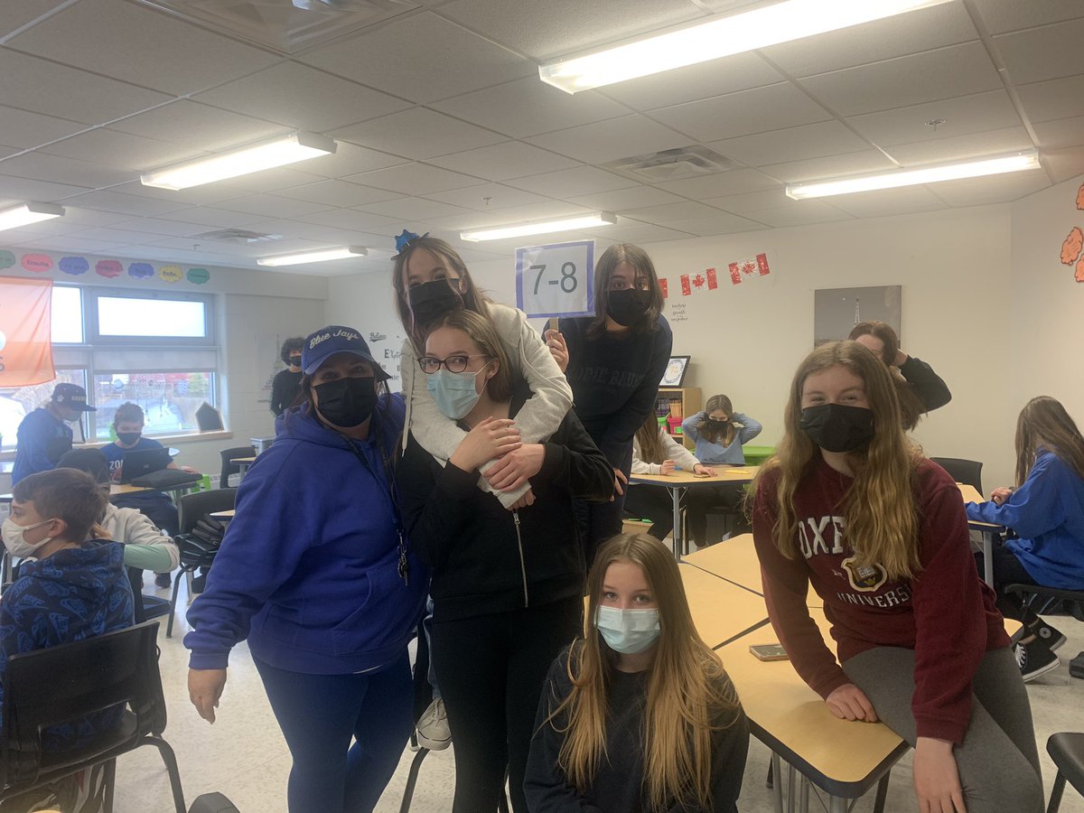 madtorraville's tweet photo. On s’amuse en classe 7-8! Nous attendons le gâteau! Merci mille fois pour une bonne semaine ! @SPJHPythons #spiritweek #cakeauction https://t.co/ABC5FZANSk
