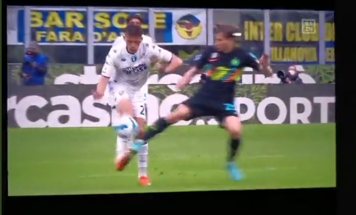 speriamocmlcavo's tweet photo. Tanto per farvi capire il livello di @DAZN_IT, questo intervento NON è stato neppure commentato con @LucaMarelli72.
Gamba tesa con tacchetti sul piede.
Check di 6 secondi e nessun commento. 👍🏻
#InterEmpoli #Var https://t.co/Rs0gbj1ZoY