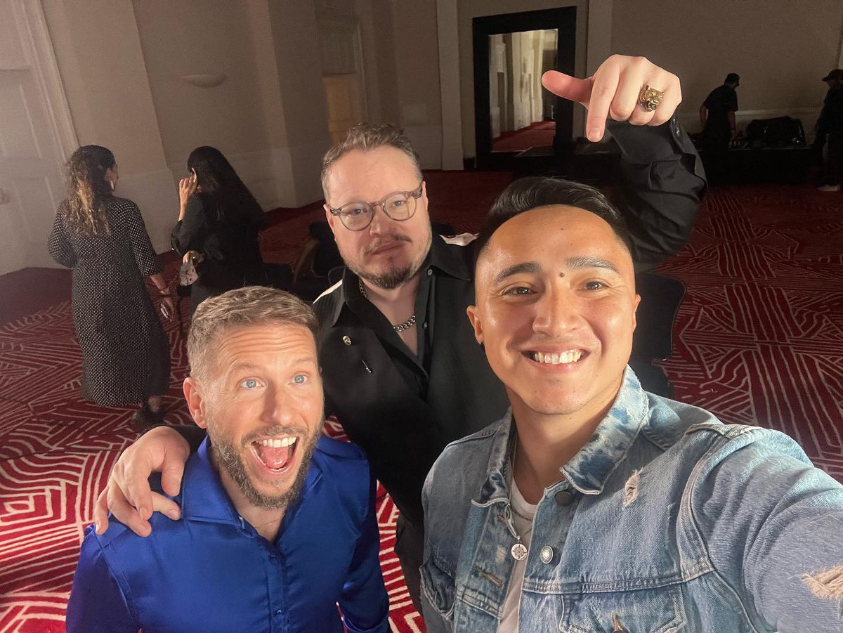Espectacular encuentro en México, de los maestros <a href="/LeonelGOficial/">Leonel García</a> y <a href="/NoelSchajris/">Noel Schajris</a>, con el maestro <a href="/johnnylaumusic/">Johnny Lau</a>.
<a href="/sinbandera/">Sin Bandera</a> fue la inspiración de nuestro compatriota peruano para ser músico, felicidades por este mágica coincidencia.
Fuente fotos: facebook.com/johnnylaumusic