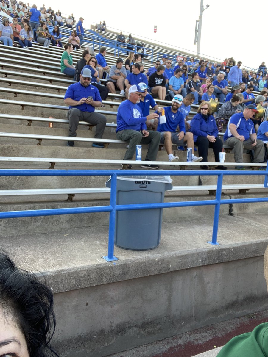 LVSpanishClub's tweet photo. My Lake View peeps. #viewfromthebottom #celebrateSAISD #differencemakers https://t.co/1KITuMHQtd