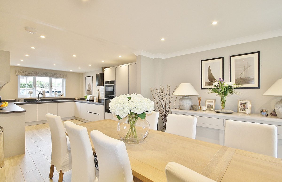 TMSalesLettings's tweet photo. WITNEY ROAD, DUCKLINGTON
A handsome #stonebuilt 4/5 bedroom #detachedhouse, presented in excellent condition throughout. The accommodation is set over 3 floors with a private rear #garden.
More details here: https://t.co/8yjdtiHvZw
#oxfordshirerealestate #familyhomeforsale https://t.co/e0sLfYeR0N