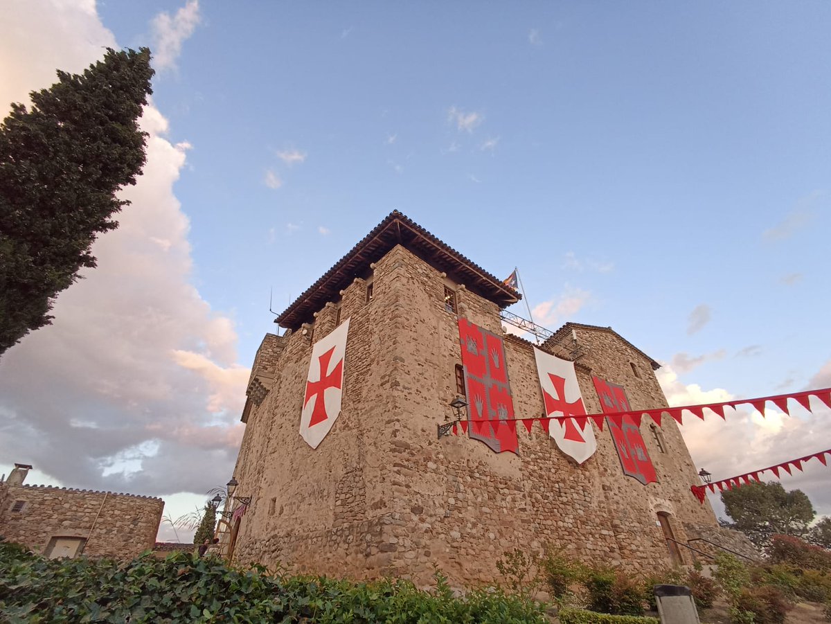 uri_roca's tweet photo. 🏰 Torna el Mercat Medieval. ➡️ Cap de setmana per tornar a endinsar-nos a l'època medieval i per conèixer més de la nostra història. 

Gaudim del poble, gaudim de #PalausolitàiPlegamans 😍 https://t.co/igbbkVLEmZ