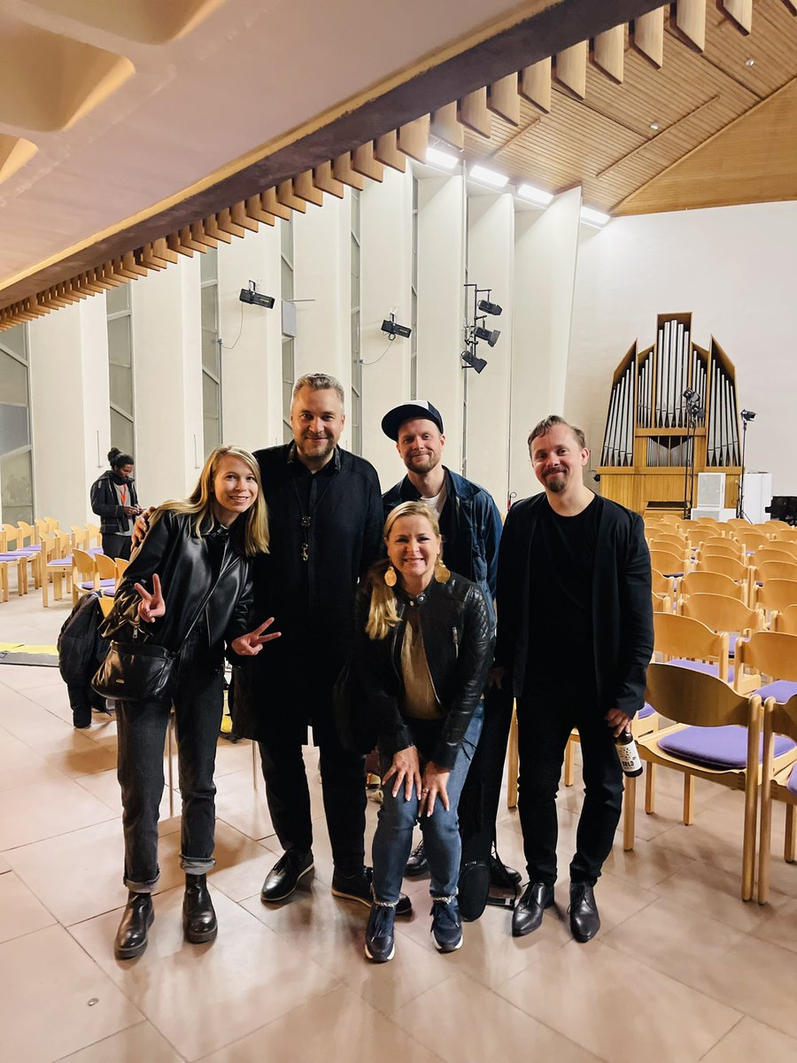TanjaHuutonen's tweet photo. Kävin eilen kirkossa. Iltamessun toimitti #TimoLassy 👍
Eläköön suomalainen #jazz 🎷🎼🇫🇮 https://t.co/Olgp1TrsIX