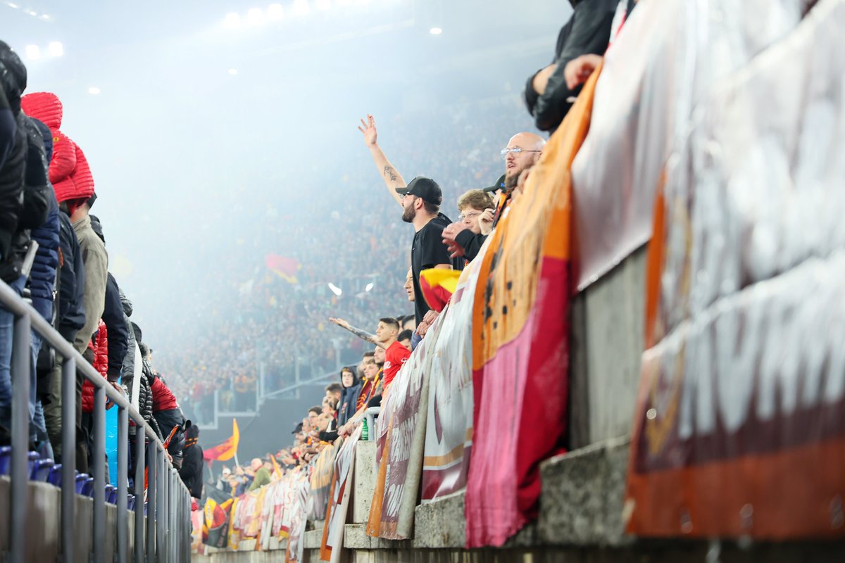 OfficialASRoma's tweet photo. Atmosfera https://t.co/hVbrUoMFNC