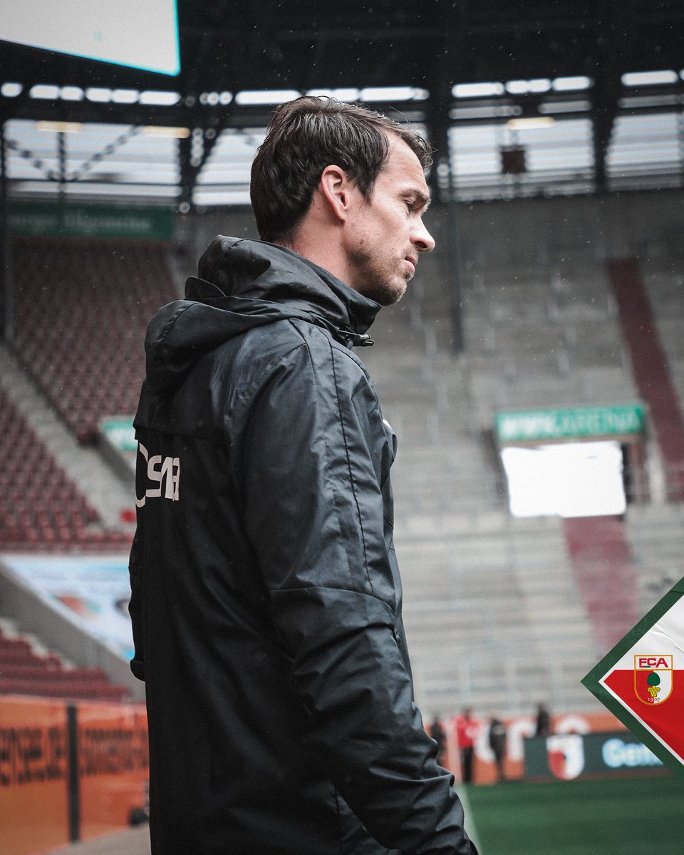 FCAugsburg's tweet photo. An der Seitenlinie: Cheftrainer Alex #Frankenberger und auch Co-Trainer Markus #Feulner! 🙌 #FCABSC #FCAU19 https://t.co/eUIr3P1DWJ