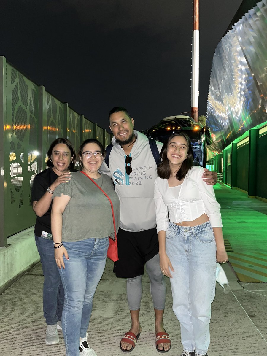 MaraGarciaV's tweet photo. Y si, en el beis se hace familia!!! Gracias Felix Doubront por el regalo ⚾️@KimDoubront ven pronto !! https://t.co/83oDzfqdHC
