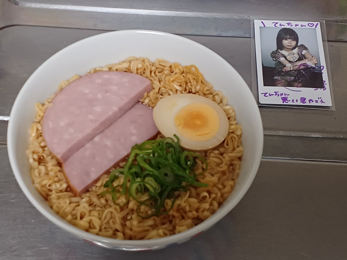 osaka_ten's tweet photo. いつもなんかしとるあいだに汁吸ってまうねんなチキンラーメン

#ポニョ
#ハム入りラーメン
#ジブリ飯 https://t.co/UjVU31ldtP