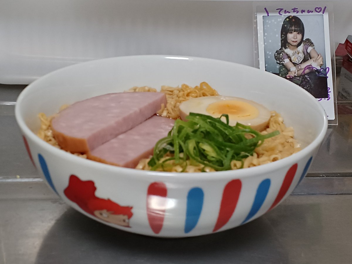 osaka_ten's tweet photo. いつもなんかしとるあいだに汁吸ってまうねんなチキンラーメン

#ポニョ
#ハム入りラーメン
#ジブリ飯 https://t.co/UjVU31ldtP