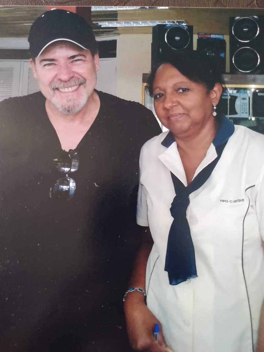CesarEvora_FC's tweet photo. Dónde estaba q me perdi ese momento mi mamá junto a César Évora.

#FOTOFB #YenyCabrera https://t.co/4SCth8Bg5p