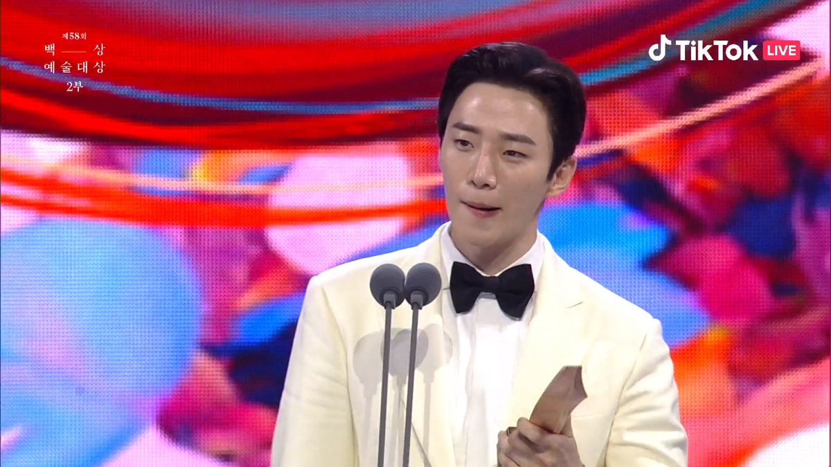 iconickdramas's tweet photo. Congratulations to #LeeJunHo of #TheRedSleeve for winning Best Actor (Television Category) at the 58th Baeksang Arts Awards 🥳#BaeksangArtsAwards2022 https://t.co/Skz82muEWo