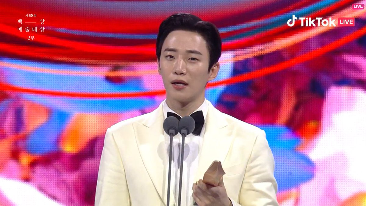 KoreanUpdates's tweet photo. Congratulations #LeeJunHo (#TheRedSleeve) for winning 'Best Actor' - TV Category at the #BaeksangArtsAwards2022! 

#KoreanUpdates VF https://t.co/nihcxiug2b