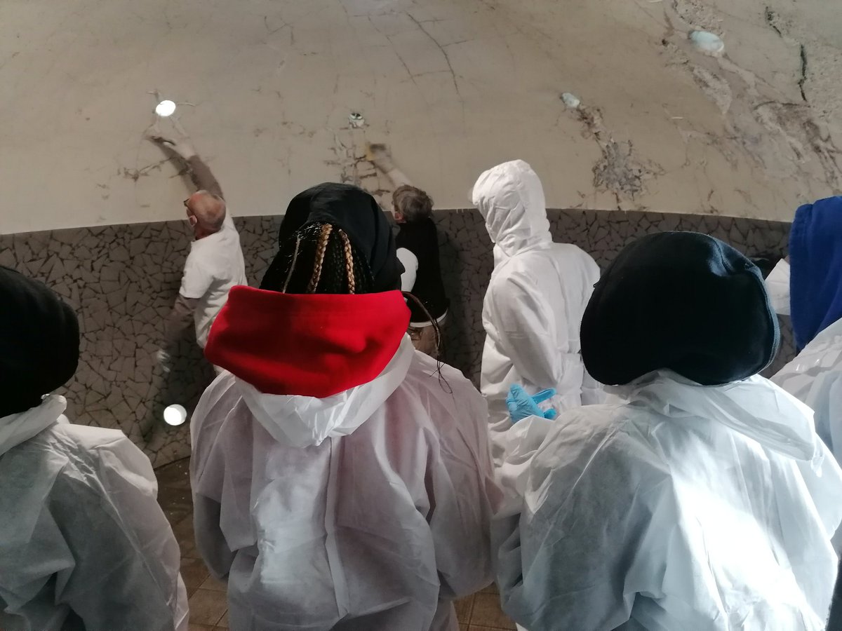 BenhaddadiSonia's tweet photo. Chez SSDh, organisation d'un chantier jeunes, exclusivement féminin. 6 jeunes filles et deux encadrants ont remis en peinture, les 7 locaux poubelles de la résidence Pont-de-Pierre à Pantin. Bravo à ELLES pour leur investissement.
#ramyweber #urbandecoconcept #ssdh #batslaile https://t.co/FkGzKSwFc1