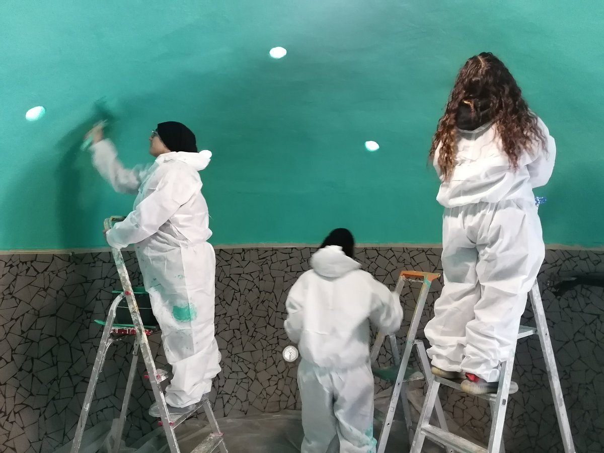 BenhaddadiSonia's tweet photo. Chez SSDh, organisation d'un chantier jeunes, exclusivement féminin. 6 jeunes filles et deux encadrants ont remis en peinture, les 7 locaux poubelles de la résidence Pont-de-Pierre à Pantin. Bravo à ELLES pour leur investissement.
#ramyweber #urbandecoconcept #ssdh #batslaile https://t.co/FkGzKSwFc1