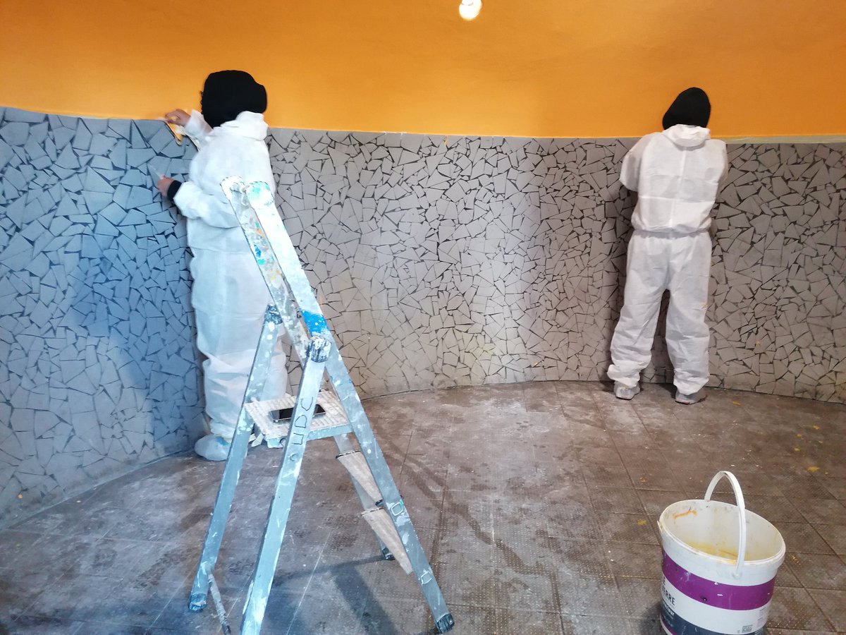 BenhaddadiSonia's tweet photo. Chez SSDh, organisation d'un chantier jeunes, exclusivement féminin. 6 jeunes filles et deux encadrants ont remis en peinture, les 7 locaux poubelles de la résidence Pont-de-Pierre à Pantin. Bravo à ELLES pour leur investissement.
#ramyweber #urbandecoconcept #ssdh #batslaile https://t.co/FkGzKSwFc1