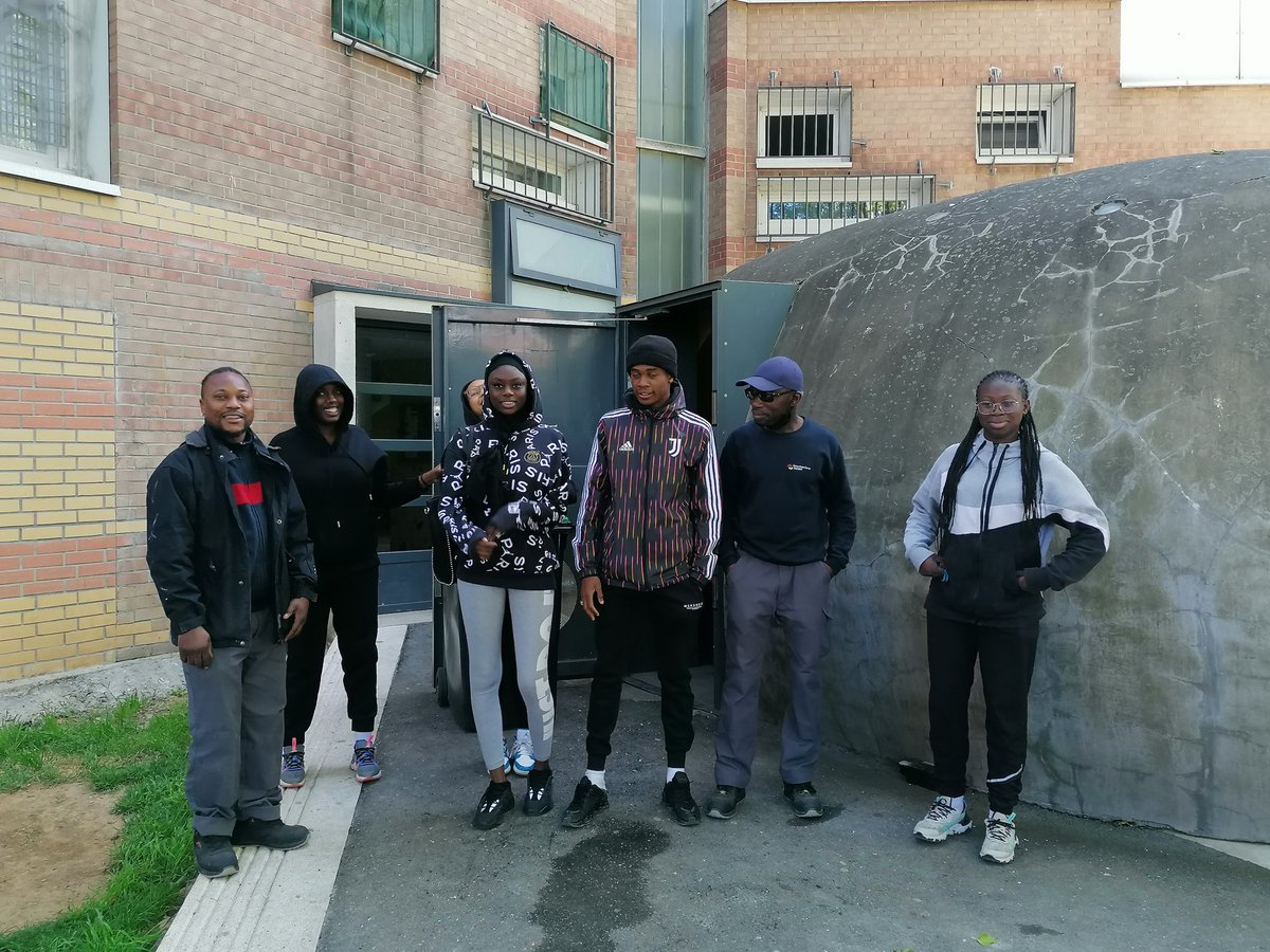 BenhaddadiSonia's tweet photo. Chez SSDh, organisation d'un chantier jeunes, exclusivement féminin. 6 jeunes filles et deux encadrants ont remis en peinture, les 7 locaux poubelles de la résidence Pont-de-Pierre à Pantin. Bravo à ELLES pour leur investissement.
#ramyweber #urbandecoconcept #ssdh #batslaile https://t.co/FkGzKSwFc1