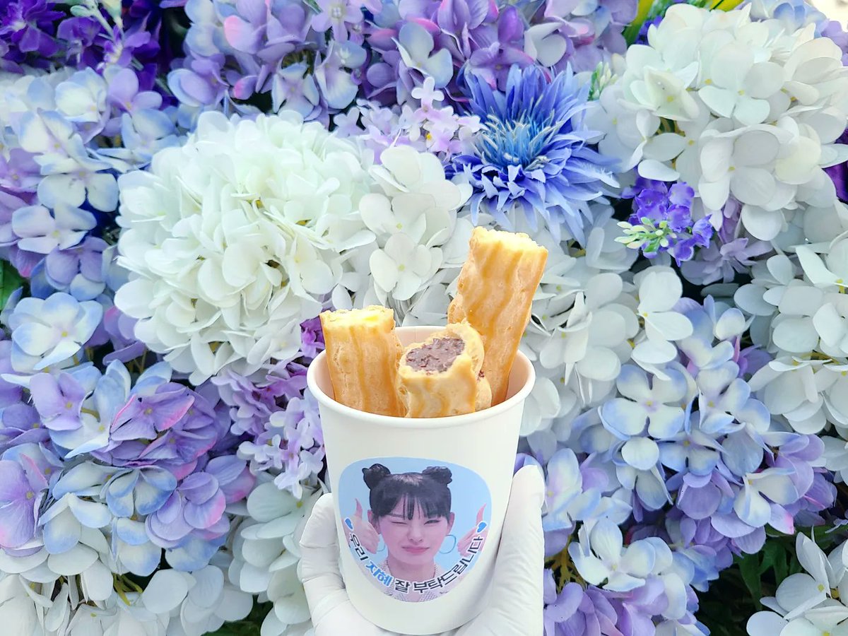 ⋆｡˚오늘도 사랑을 전하는카페오로라˚｡⋆
 소중한마음을 배달 받으신 분은 
<노제>님이셨습니다💜
더 많은 후기는
➡️instagram.com/p/CdN6-a3plf-/…
#노제커피차 #노제갤러리 #커피트럭 #이쁜커피차 #커피차 #coffeetruck #예쁜커피차 #거미집 #커피차가격 #서포터즈 #noze #노제 #노지혜 #웨이비 #WAYB