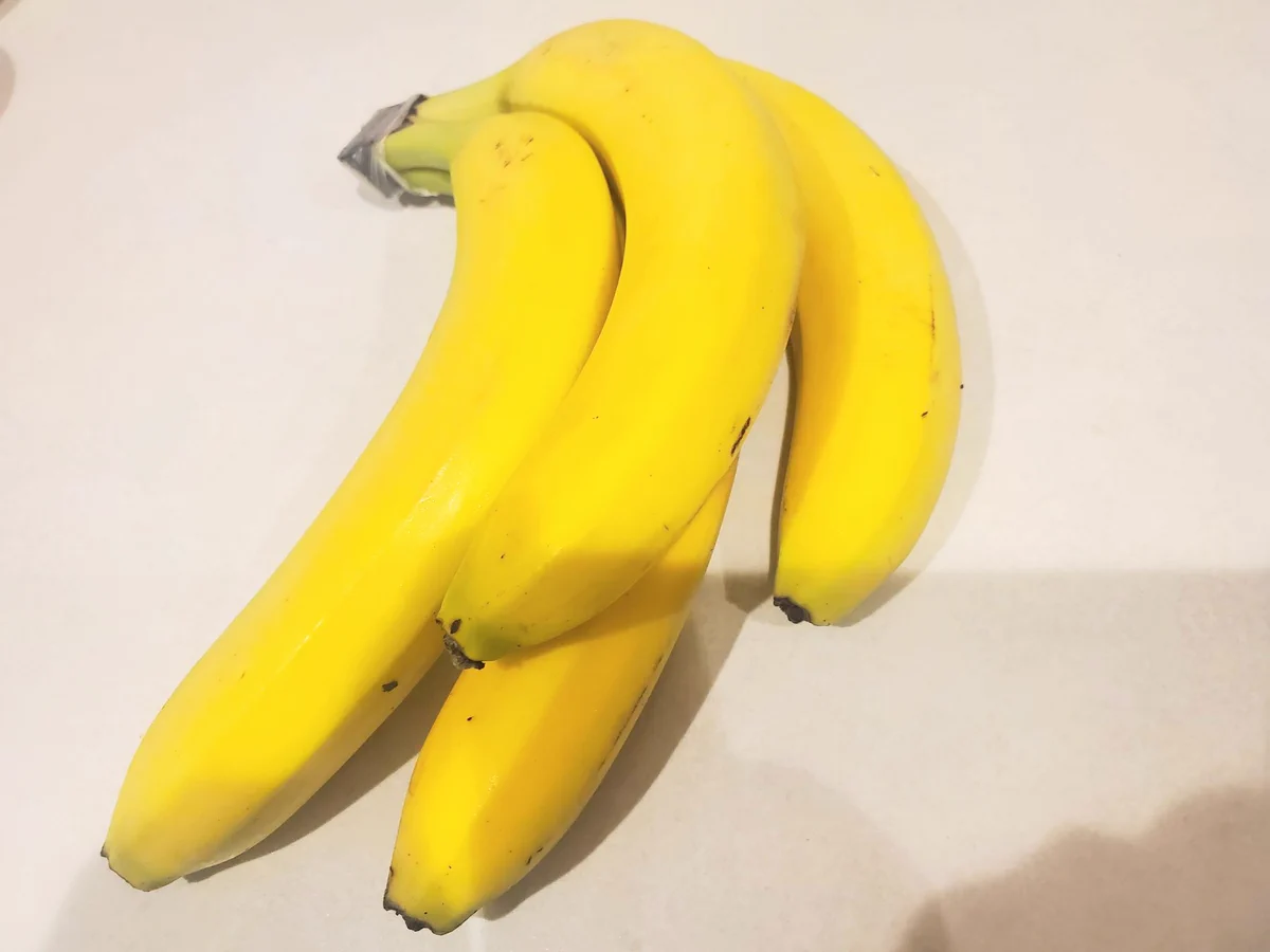 バナナをよく食べる人は試してみて！真夏も長期間綺麗なまま保存できます。バナナを1ヶ月保存する方法