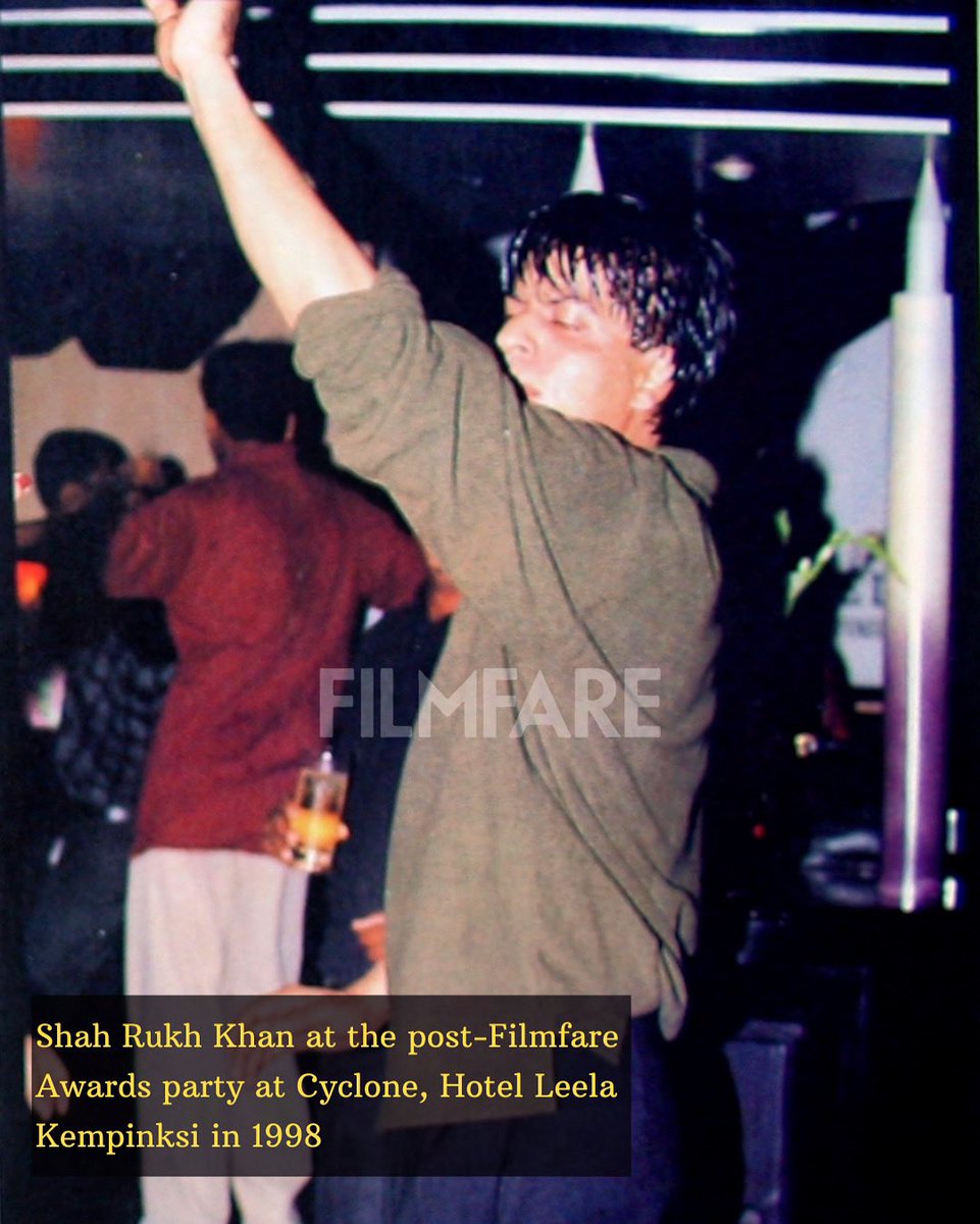 filmfare's tweet photo. #FilmfareArchives: #ShahRukhKhan boogeys the night away at the post #DilToPagalHai party the next day of the Filmfare Awards in 1998. He flew in from Chennai where he was shooting for Mani Ratnam’s #DilSe and danced the night away. 💖💗 https://t.co/3Y9mnBJknO