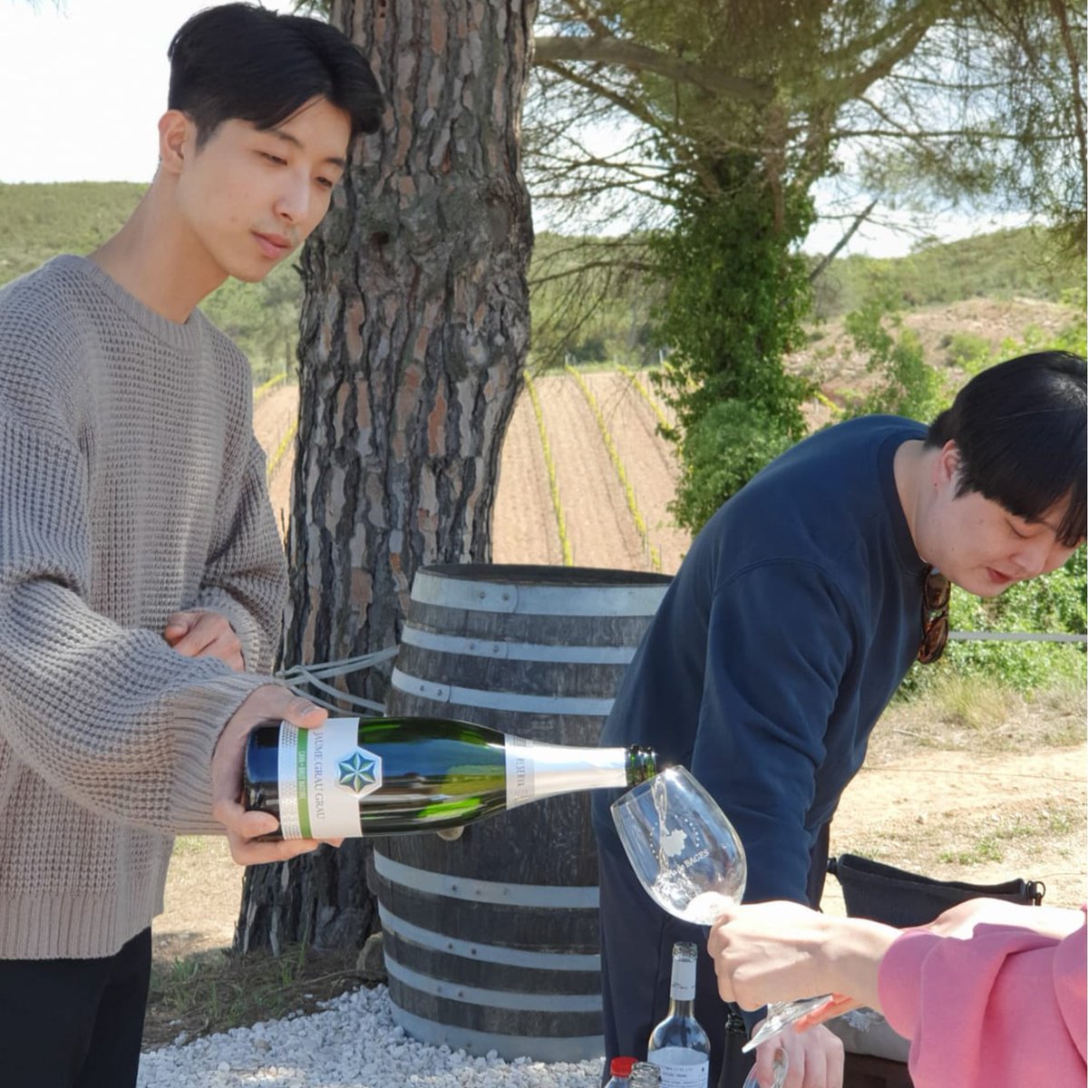 cellergrauigrau's tweet photo. Ahir ens van visitar els nostres clients de Corea del Sud! 🇰🇷
Ens encanta rebre visites tan especials com la de Crystal Wine Group.
Molt contents de rebre’ls al nostre celler i de compartir un tast de vins amb ells. ✨🥂
#Bages #CatalanWine #ExportWine https://t.co/CUsC40vPte