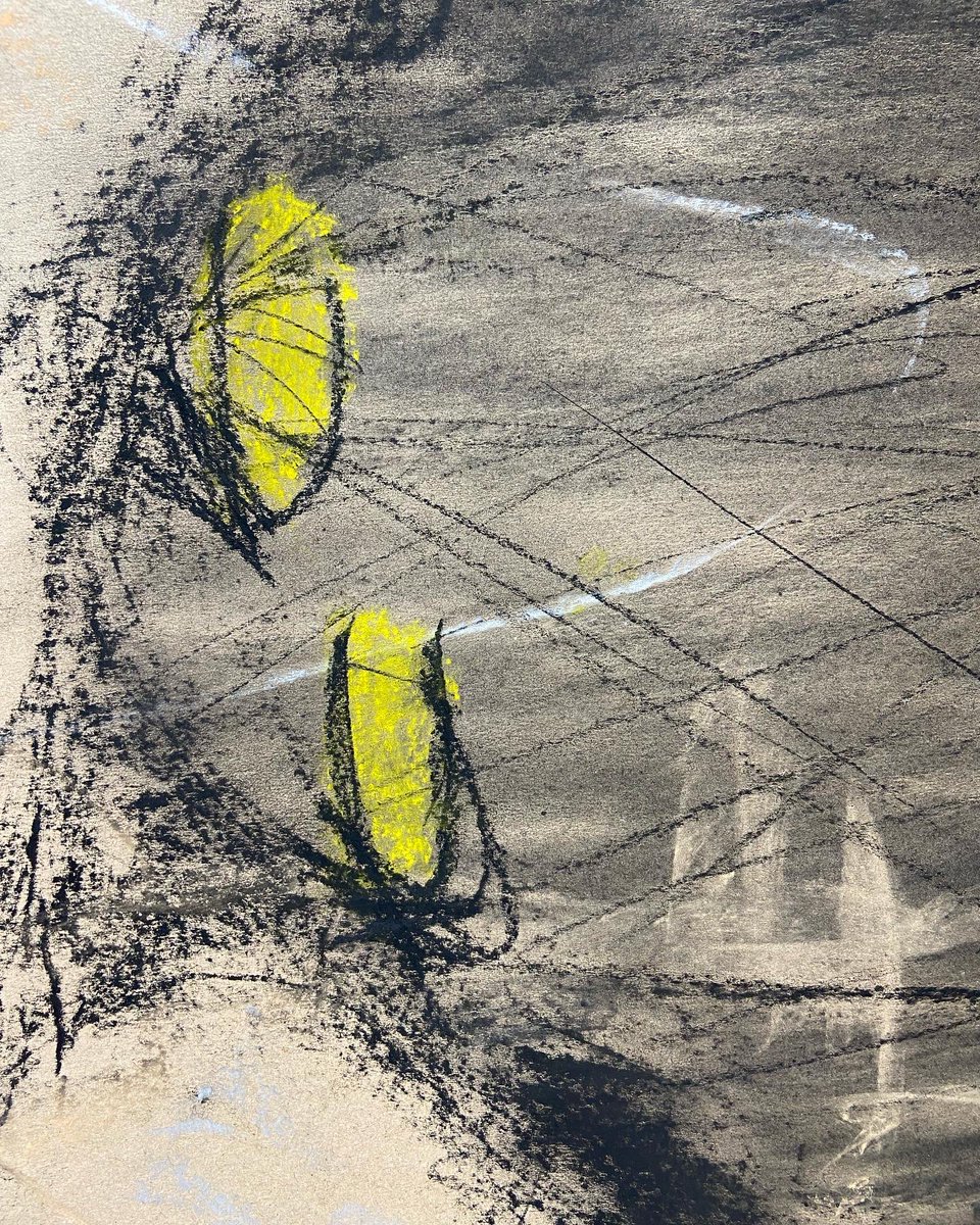 paulnwakelam's tweet photo. y e l l o w ! !
extracts from this morning’s large scale drawing workshop at @GeneralOffice12
thanks as always @sarahmgoudie for the inspiration + motivation
#largescaledrawing
#drawingworkshop
#mixedmedia
#abstractart
#worksonpaper https://t.co/WQuGiotVLn