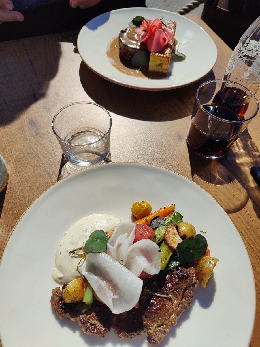 sticklingens's tweet photo. Vädret är underbart och vi har ätit mat hos Tiveds Lanthandel. FANTASTISKT gott som vanligt.
Den här gången kom vi ihåg att fota den goda (och vackra!) maten innan vi högg in. 😄
#GodMat #Mathantverk #TivedsLanthandel https://t.co/nFKOc38IhX
